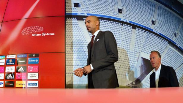 Pep Guardiola bei einer Pressekonferenz in der Allianz Arena.