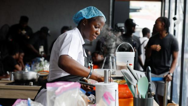 100 Stunden: Nigerianische Köchin stellt Weltrekord im Kochen auf