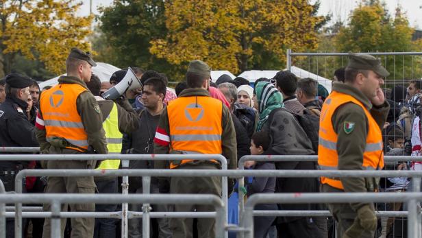 Flüchtlinge im Transitlager beim Slowenisch-Österreichischen Grenzübergang im Gebiet von Spielfeld