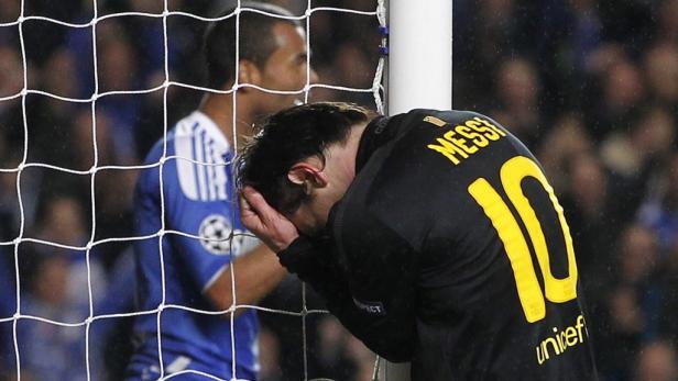 Lionel Messi stützt sich enttäuscht an einem Tornetz ab.