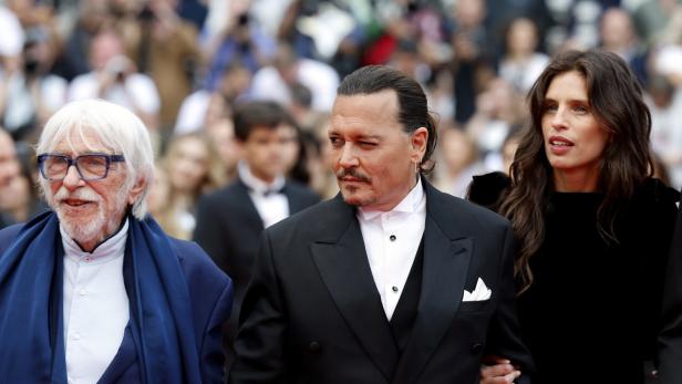 Umstrittene Eröffnung: Johnny Depp mit Regisseurin Maïwenn und Pierre Richard (li.)