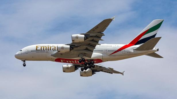 Ein Emirates A380 Flugzeug im Landeanflug.