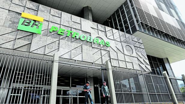 FILE PHOTO: The facade of the headquarters of Petroleo Brasileiro S.A. (PETROBRAS) is pictured in Rio de Janeiro