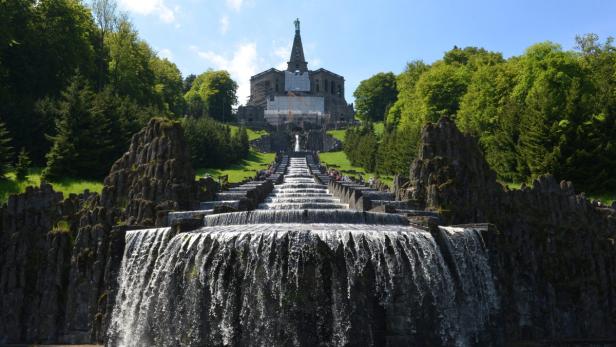 epa03747291 (FILE) A file picture dated 05 June 2013 shows the trick fountains at Bergpark Wilhelmshoehe in Kassel, Germany. German authorities have applied for the Hercules monument, the park and its trick fountains to become UNESCO World Heritage site. The UNESCO World Heritage Committee meeting opened in Cambodia 16 June 2013 to inscribe new sites on the world heritage list. EPA/UWE ZUCCHI *** Local Caption *** 01845217