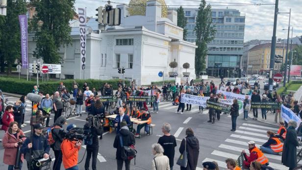 Letzte Generation: Am Freitag blockierten sie die Kreuzung beim Wiener Naschmarkt.