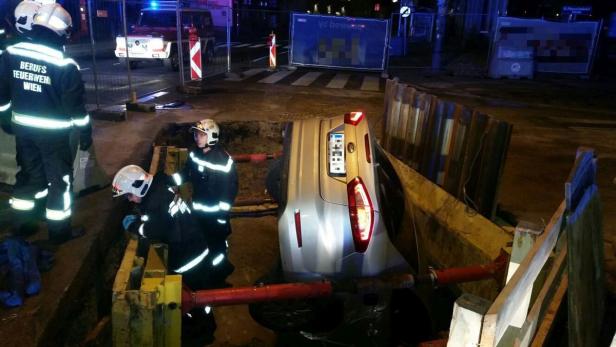 Das beschädigte Taxi wurde von der Feuerwehr mit einem Kran herausgehoben.