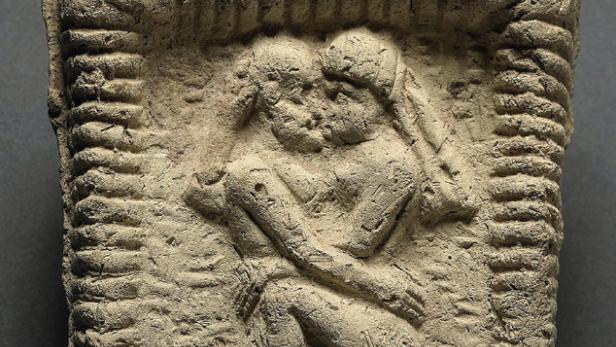 Umschlungen: Eine 4.500 Jahre alte Tonscheibe aus Mesopotamien liefert Beweise fürs früheste Küssen. Verwahrt wird sie im British Museum in London.