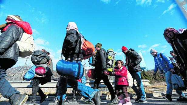 Eine Kolonne von Flüchtlingen überquert die Staatsgrenze in Spielfeld
