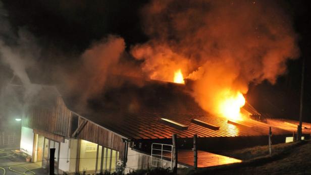 Ein Gebäude steht in Flammen, dichter Rauch steigt auf.