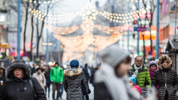 Schon am ersten Advent-Einkaufssamstag tummelten sich Tausende auf der neu gepflasterten Mariahilferstraße in Wien.
