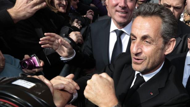 Nützt die Konzerttour seiner Ehefrau Carla Bruni, sich wieder ins Rampenlicht zu spielen: Frankreichs Ex-Präsident Nicolas Sarkozy bastelt schon seit Längerem an einem Polit-Comeback.