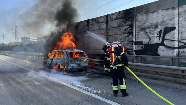 Kind aus Auto gerettet: SUV ging auf Südautobahn in Flammen auf