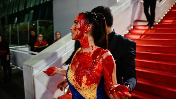 Aus Protest: Frau übergießt sich bei Filmfestival in Cannes mit Kunstblut