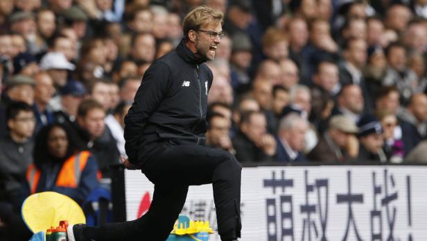 Jürgen Klopp, der Trainer von Liverpool, gestikuliert aufgeregt am Spielfeldrand.