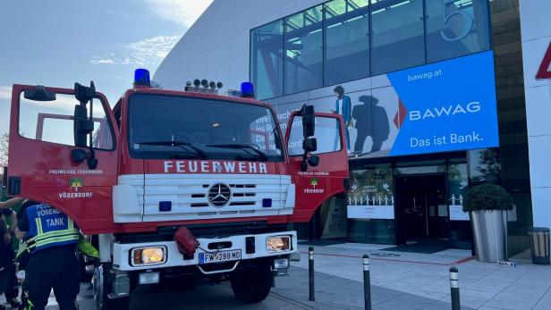 Brand in SCS: Polizei prüft Zusammenhang zu Rammbock-Einbruch in Wien