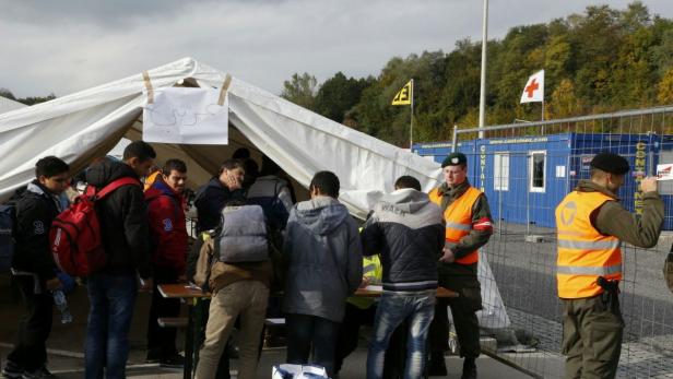 Am Samstag kamen bereits zahlreiche Flüchtlinge in Spielfeld (Steiermark) an. Dort stehen beheizbare Zelte für bis zu 1500 Menschen bereit