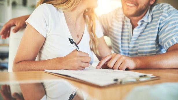 Paar unterschreibt einen Ehevertrag.