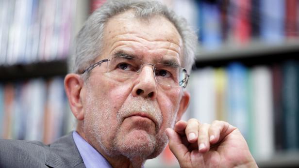Alexander Van der Bellen, der österreichische Bundespräsident, blickt nachdenklich zur Seite.