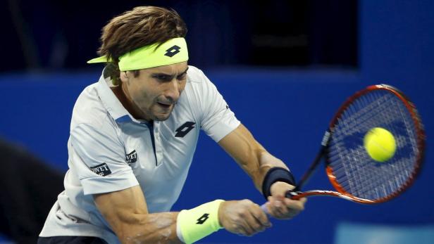 Ein Tennisspieler mit Stirnband schlägt einen gelben Tennisball.