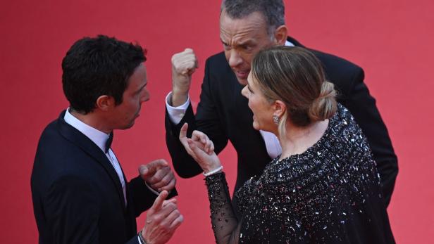 Tom Hanks und Rita Wilson sprechen mit einem Mitarbeiter des Filmfestivals