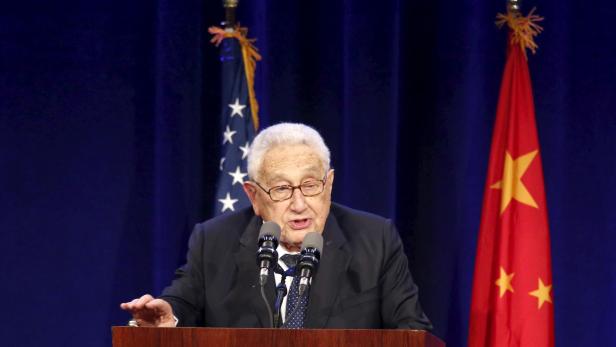 Former US National Security Advisor and Secretary of State Henry Kissinger speaks during a dinner reception for Chinese President Xi Jinping in Seattle, Washington