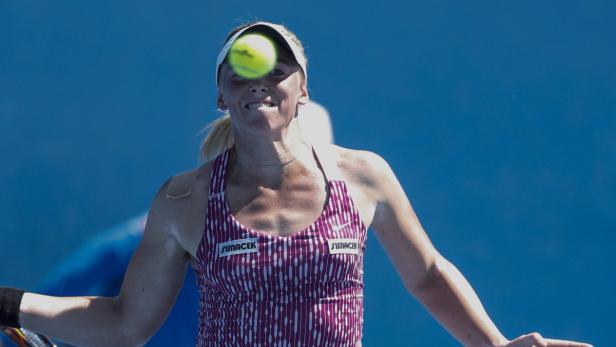 Eine Tennisspielerin wird von einem Tennisball im Gesicht getroffen.