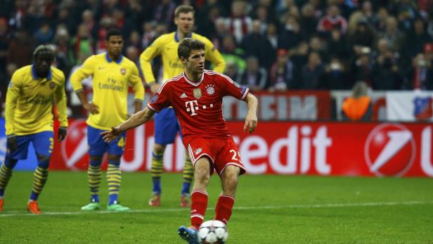 Thomas Müller schießt den Ball während eines Fußballspiels.