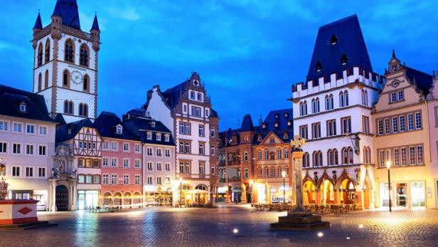 Trier Hauptmarkt bei Nacht.
