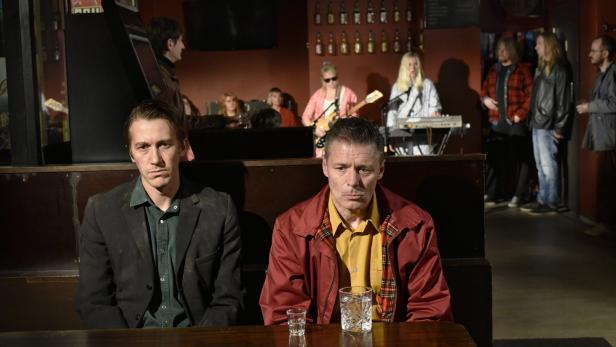 Deprimiert: Jussi Vatanen (li.) und Martti Suosalo im Comeback-Film von Aki Kaurismäki „Fallen Leaves“ in Cannes