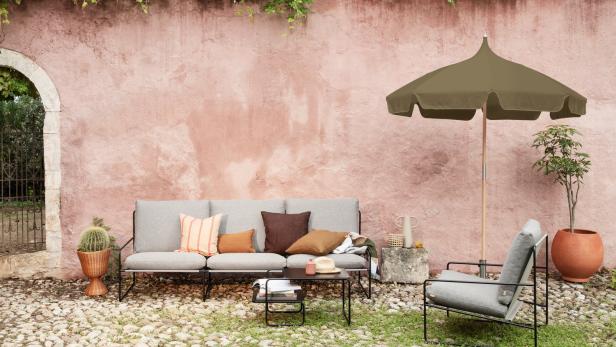 Lull Umbrella von Ferm Living in der Farbe Military Olive (€ 405);