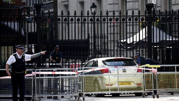 Auto kracht gegen Tore der Downing Street