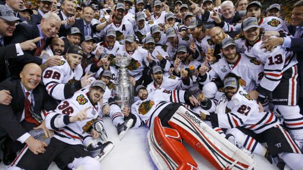 The Chicago Blackhawks celebrate with the Stanley Cup after defeating the Boston Bruins in Game 6 of their NHL Stanley Cup Finals hockey series in Boston, Massachusetts, June 24, 2013. REUTERS/Brian Snyder (UNITED STATES - Tags: SPORT ICE HOCKEY)