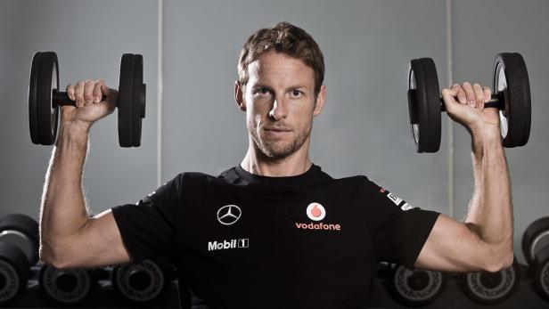 Um jedes Gramm: Ein Kilo soll bei Jenson Button (71 kg) noch runter, gleichzeitig soll der McLaren-Mann kräftig bleiben.