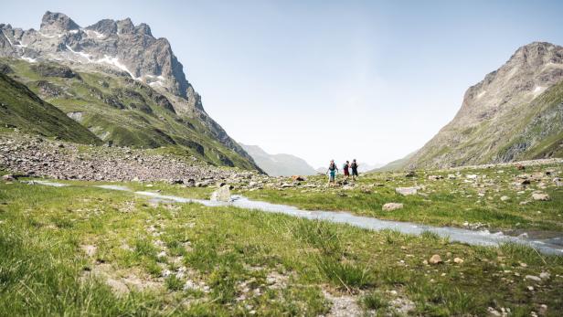 Von St. Anton erreicht man in etwa drei Stunden Gehzeit über das Fasultal die Konstanzerhütte.