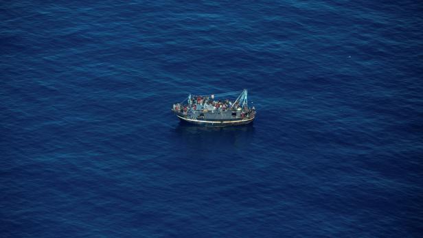 Schiff mit 500 Migranten im Mittelmeer vermisst