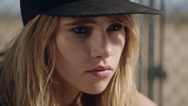 Suki Waterhouse landet in &quot;A Bad Batch&quot; in einer Strafkolonie von Kannibalen