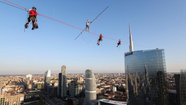 In 140 Meter Höhe: Seiltänzer "spaziert" über Mailand