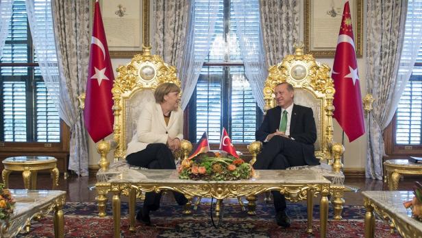 Der Türkei-Besuch der deutschen Kanzlerin Merkel bei Erdogan polierte das Image des autokratischen Präsidenten auf – der Preis für die Kooperation in der Flüchtlingskrise