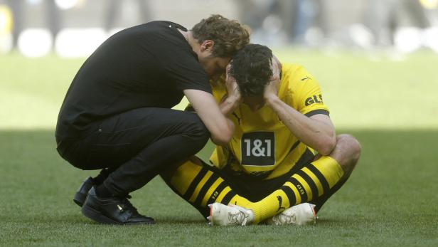 Dortmund-Trainer Terzic versuchte seine Spieler zu trösten.