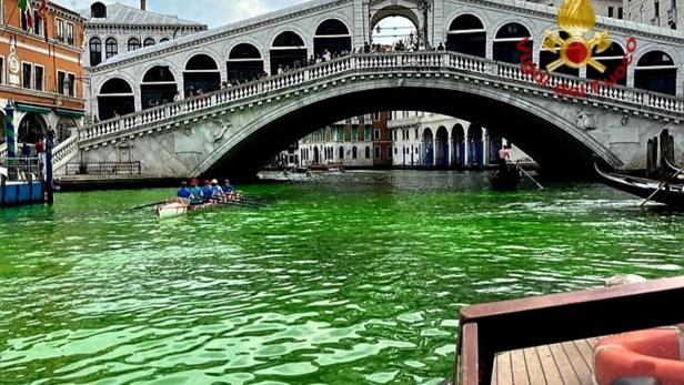 Canale Grande in Venedig leuchtete am Sonntag plötzlich grün