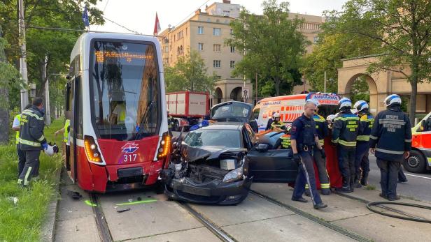 Unfall mit Straßenbahn in Wien: Pkw-Lenker stand unter Drogen