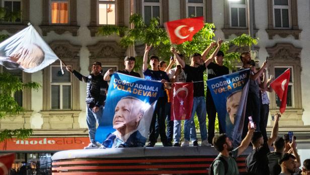 Nach Erdoğan-Wahlsieg: Menschenansammlungen am Reumannplatz
