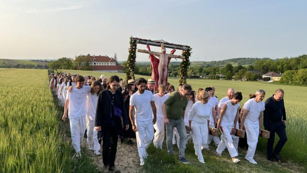 Nitsch-Pfingstfestspiele in Prinzendorf: Wein fließt, Blut spritzt