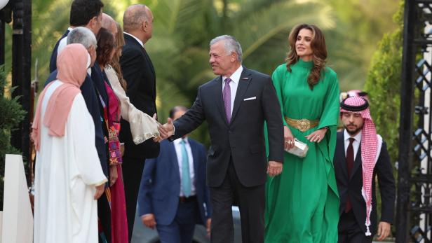Königin Rania setzt mit Kaftankleid erfrischende Farbakzente