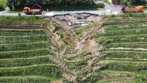 ++ HANDOUT ++ STEIERMARK: SANIERUNG BEI ABGERUTSCHTEN WEINBAUHANG AM GRASSNITZBERG STARTET Folgen des Dauerregens: Land muss Hang sichern, Haus rutscht ab