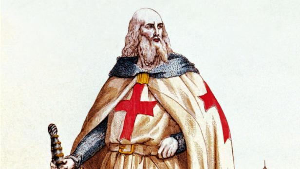 Ein Ritter des Templerordens mit Schwert und Umhang mit rotem Kreuz vor einer Burg.