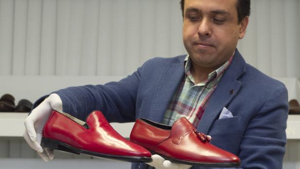 epa03602123 Mexican craftsman Armando Martin Duenas shows two models of shoes made for Pope Benedict XVI in Leon, Mexico, 26 February 2013. Martin Duenas is planning to send three pairs of his shoes to Pope Benedict XVI, who received a pair of these shoes when he visited Mexico on 2012. EPA/LEOPOLDO SMITH MURILLO
