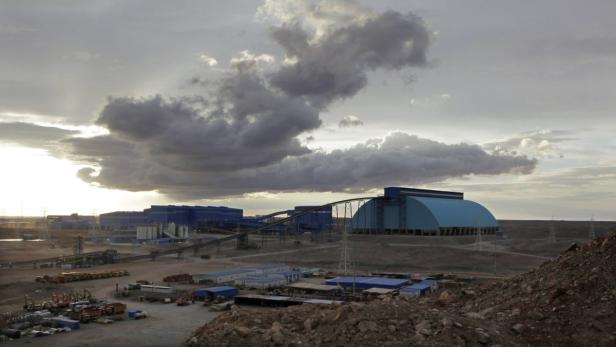 Storm clouds are seen above the Oyu Tolgoi mine in Mongolia&#039;s South Gobi region June 23, 2012. Resurgent nationalism in mineral-rich Mongolia, which will vote for a new government this week, will irk foreign investors, but it is unlikely to wreck sentiment, with politicians still desperate to keep the dollars flowing in. Foreign investment in Mongolia&#039;s much coveted mines like the $7 billion Oyu Tolgoi copper project helped expand the economy at the fastest pace in all of Asia last year. But many of the country&#039;s 3 million voters say the bulk of the nation&#039;s nouveau wealth still lies in the hands of the political elite. Picture taken June 23, 2012. REUTERS/David Stanway (MONGOLIA - Tags: ENVIRONMENT ELECTIONS POLITICS BUSINESS EMPLOYMENT COMMODITIES)