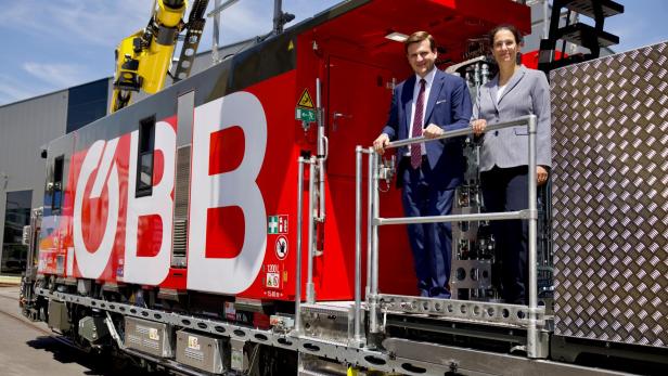 Johannes Max-Theurer (li.), CEO von Plasser &amp;amp; Theurer, und ÖBB-Vorständin Judith Engel vor einem neuen Instandhaltungsfahrzeug