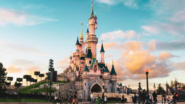 Das Schloss Disneyland Paris bei Sonnenuntergang.